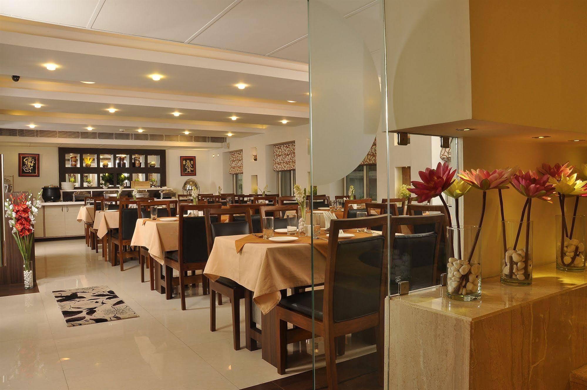 Hotel Niharika Kolkata Luaran gambar