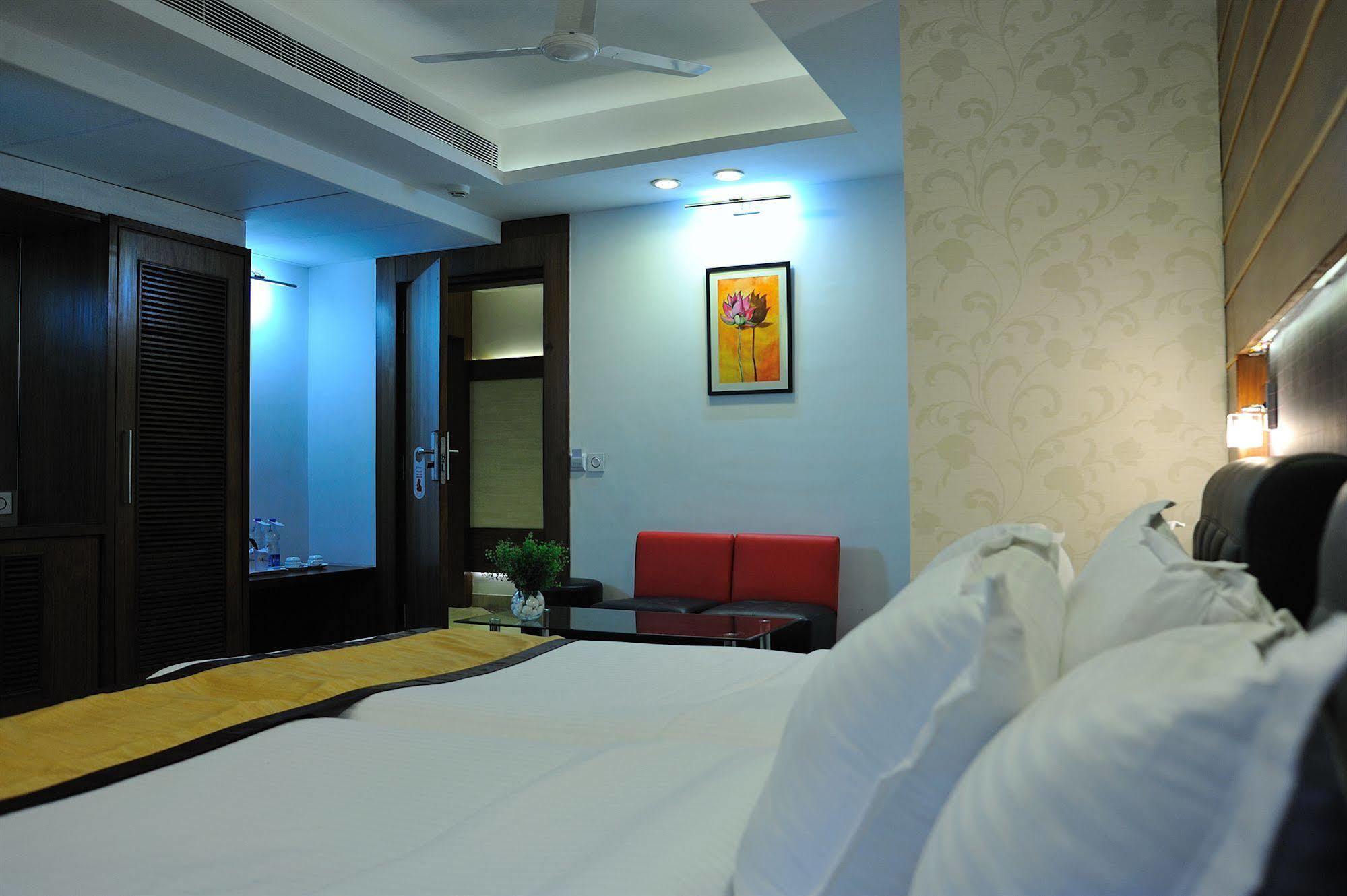Hotel Niharika Kolkata Luaran gambar