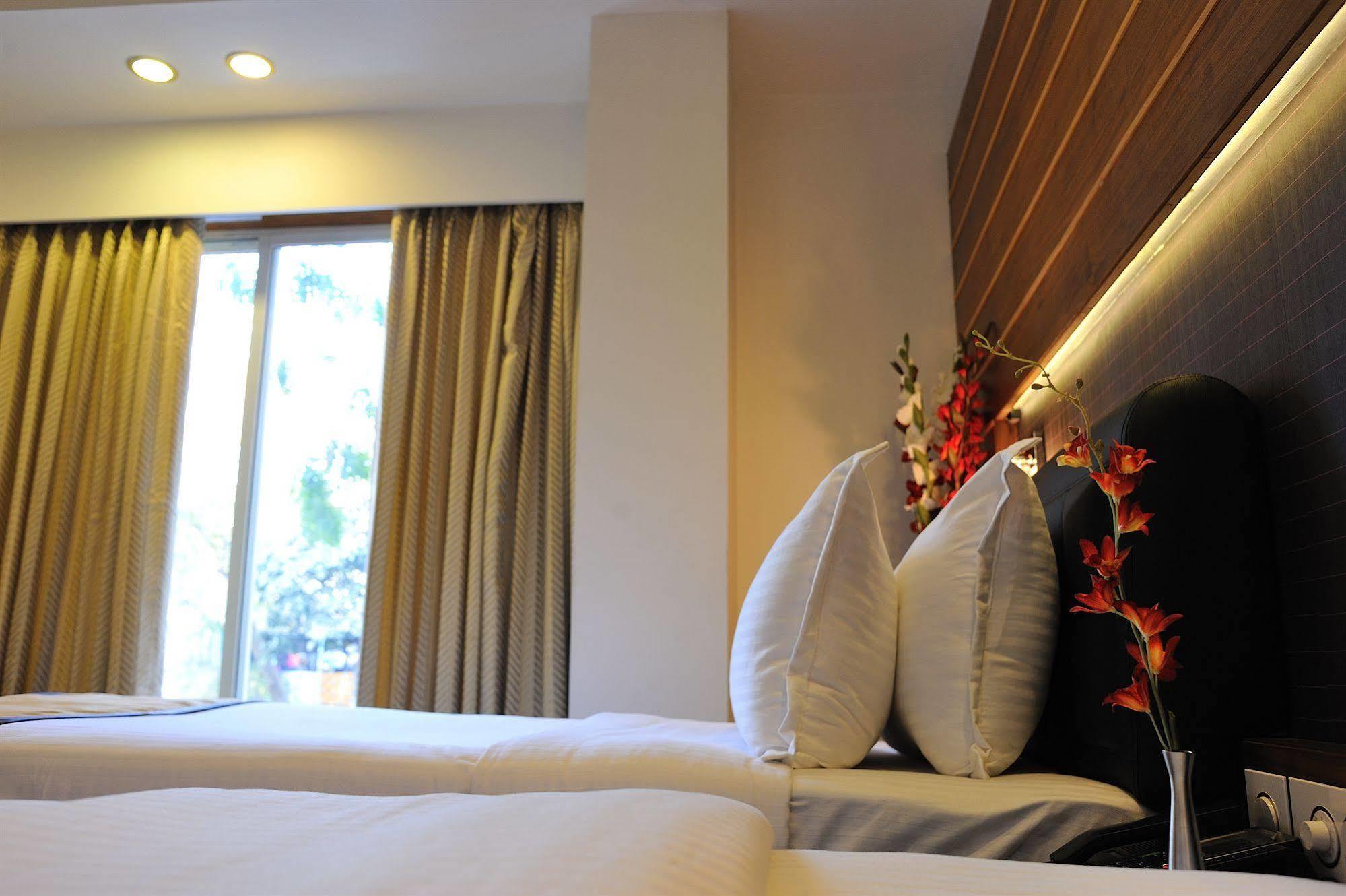 Hotel Niharika Kolkata Luaran gambar