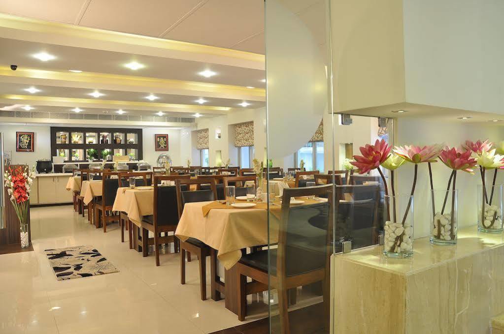 Hotel Niharika Kolkata Luaran gambar