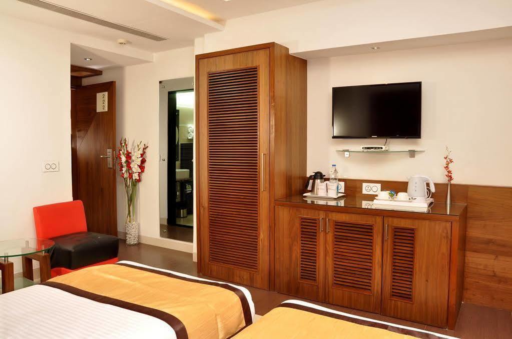 Hotel Niharika Kolkata Luaran gambar